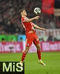 11.02.2026, Fussball DFB-Pokal 2025/2026, Viertelfinale, FC Bayern M�nchen - RB Leipzig, in der Allianz-Arena M�nchen. Josip Stanisic (Bayern M�nchen) am Ball.


