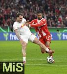 11.02.2026, Fussball DFB-Pokal 2025/2026, Viertelfinale, FC Bayern M�nchen - RB Leipzig, in der Allianz-Arena M�nchen. v.l. David Raum (RB Leipzig) gegen Michael Olise (FC Bayern M�nchen) 


