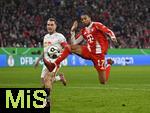 11.02.2026, Fussball DFB-Pokal 2025/2026, Viertelfinale, FC Bayern M�nchen - RB Leipzig, in der Allianz-Arena M�nchen. v.l. David Raum (RB Leipzig) gegen Michael Olise (FC Bayern M�nchen) 


