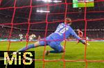 11.02.2026, Fussball DFB-Pokal 2025/2026, Viertelfinale, FC Bayern M�nchen - RB Leipzig, in der Allianz-Arena M�nchen. Elfmeter von Harry Kane (re, FC Bayern M�nchen) gegen Torwart Maarten Vandevoordt (RB Leipzig) zum 1:0


