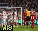 11.02.2026, Fussball DFB-Pokal 2025/2026, Viertelfinale, FC Bayern M�nchen - RB Leipzig, in der Allianz-Arena M�nchen. Schiedsrichter Daniel Siebert zeigt Aleksandar Pavlovic (Bayern M�nchen)  nach einer Rudelbildung die gelbe Karte. 