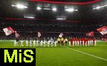 11.02.2026, Fussball DFB-Pokal 2025/2026, Viertelfinale, FC Bayern M�nchen - RB Leipzig, in der Allianz-Arena M�nchen. Vor dem Anstoss, die Mannschaften stehen mit der Junioreskorte bereit.