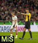 11.02.2026, Fussball DFB-Pokal 2025/2026, Viertelfinale, FC Bayern M�nchen - RB Leipzig, in der Allianz-Arena M�nchen. Schiedsrichter Daniel Siebert zeigt 