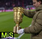 11.02.2026, Fussball DFB-Pokal 2025/2026, Viertelfinale, FC Bayern M�nchen - RB Leipzig, in der Allianz-Arena M�nchen. Der DFB-Pokal steht auf der Stele bereit. Ein Mitarbeiter mit weissen Schutzhandschuhen nimmt ihn mit.