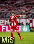 11.02.2026, Fussball DFB-Pokal 2025/2026, Viertelfinale, FC Bayern M�nchen - RB Leipzig, in der Allianz-Arena M�nchen. Leon Goretzka (FC Bayern M�nchen) gibt Anweisungen.