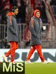 11.02.2026, Fussball DFB-Pokal 2025/2026, Viertelfinale, FC Bayern M�nchen - RB Leipzig, in der Allianz-Arena M�nchen. vor dem Spiel, v.li: Jamal Musiala (Bayern M�nchen), Joshua Kimmich (FC Bayern M�nchen) mit Pappbecher.