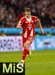 11.02.2026, Fussball DFB-Pokal 2025/2026, Viertelfinale, FC Bayern M�nchen - RB Leipzig, in der Allianz-Arena M�nchen. Josip Stanisic (Bayern M�nchen) am Ball 