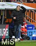 15.02.2026, Fussball 1. Bundesliga 2025/2026, 22.Spieltag, FC Augsburg - 1.FC Heidenheim, in der WWK-Arena Augsburg. Trainer Manuel Baum (FC Augsburg) nachdenklich.
 

