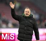 15.02.2026, Fussball 1. Bundesliga 2025/2026, 22.Spieltag, FC Augsburg - 1.FC Heidenheim, in der WWK-Arena Augsburg. Trainer Manuel Baum (FC Augsburg) bedankt sich bei den Fans
 


