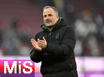 15.02.2026, Fussball 1. Bundesliga 2025/2026, 22.Spieltag, FC Augsburg - 1.FC Heidenheim, in der WWK-Arena Augsburg. Trainer Manuel Baum (FC Augsburg) bedankt sich bei den Fans
 

