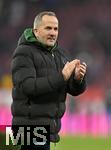 15.02.2026, Fussball 1. Bundesliga 2025/2026, 22.Spieltag, FC Augsburg - 1.FC Heidenheim, in der WWK-Arena Augsburg. Trainer Manuel Baum (FC Augsburg) bedankt sich bei den Fans
 


