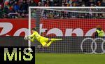 15.02.2026, Fussball 1. Bundesliga 2025/2026, 22.Spieltag, FC Augsburg - 1.FC Heidenheim, in der WWK-Arena Augsburg. Torwart Finn Dahmen (FC Augsburg) fliegt mit dem Ball.