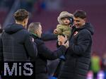 15.02.2026, Fussball 1. Bundesliga 2025/2026, 22.Spieltag, FC Augsburg - 1.FC Heidenheim, in der WWK-Arena Augsburg. Cedric Adrian Zesiger (re, FC Augsburg) mit Kind nach dem Spiel auf dem Arm. li: Trainer Manuel Baum (FC Augsburg) 