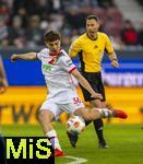 15.02.2026, Fussball 1. Bundesliga 2025/2026, 22.Spieltag, FC Augsburg - 1.FC Heidenheim, in der WWK-Arena Augsburg. Schiedsrichter Felix Zwayer beobachtet Mert K�m�r (FC Augsburg) beim Schuss.