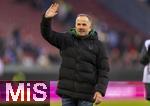 15.02.2026, Fussball 1. Bundesliga 2025/2026, 22.Spieltag, FC Augsburg - 1.FC Heidenheim, in der WWK-Arena Augsburg. Trainer Manuel Baum (FC Augsburg) winkt den Zuschauern nach dem Spiel.