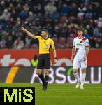 15.02.2026, Fussball 1. Bundesliga 2025/2026, 22.Spieltag, FC Augsburg - 1.FC Heidenheim, in der WWK-Arena Augsburg. Schiedsrichter Felix Zwayer zeigt.