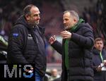 15.02.2026, Fussball 1. Bundesliga 2025/2026, 22.Spieltag, FC Augsburg - 1.FC Heidenheim, in der WWK-Arena Augsburg. v.li: Trainer Frank Schmidt (1. FC Heidenheim 1846) mit Trainer Manuel Baum (FC Augsburg) vor dem Spiel.