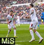 15.02.2026, Fussball 1. Bundesliga 2025/2026, 22.Spieltag, FC Augsburg - 1.FC Heidenheim, in der WWK-Arena Augsburg. Keven Schlotterbeck (li, FC Augsburg) w�tend gegen ein en Kameraden.