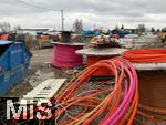 18.02.2026, M�nchen Trudering, Baustoff-Lager auf einem Baugrund am Rappenweg. Ein tempor�res Depot in Trudering-Riem sorgt f�r unmut im Stadtrat. Eigentlich ist auf dem Gel�nde Wohnbebauung geplant, doch die Genehmigungen lassen auf sich warten, weshalb einige Eigent�mer ihre Fl�chen nun f�r Zwischennutzungen vermieten. Hier Glasfaser-Kabel f�r Internetleitungen 