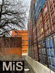 18.02.2026, M�nchen Trudering, Container-Lager auf einem Baugrund am Rappenweg. Ein tempor�res �bersee-Container-Depot in Trudering-Riem sorgt f�r unmut im Stadtrat. Eigentlich ist auf dem Gel�nde Wohnbebauung geplant, doch die Genehmigungen lassen auf sich warten, weshalb einige Eigent�mer ihre Fl�chen nun f�r Zwischennutzungen vermieten, mit unangenehmen Folgenwegen Schwerlastverkehr f�r die Anwohner. 
