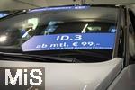 20.02.2026, Die Auto-Messe M�nchner Auto Tage 2026 in M�nchen im Messegel�nde Riem. Staunen und Testen und Kaufen, Autoh�ndler zeigen ihre neuesten Modelle. Hier ein VW ID.3, 
Das Bild zeigt ein wei�es Elektroauto Volkswagen ID.3, das in einem Innenausstellungsraum ausgestellt ist. Auf der Motorhaube des Autos befinden sich auff�llige Werbetexte auf Deutsch, die sechs Monate kostenlose Volkswagen-Versicherung und die Chance auf einen 100-Euro-Tankgutschein anbieten. Die Windschutzscheibe zeigt Bedingungen f�r eine Probefahrt und monatliche Preise ab 99 Euro.
