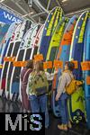 20.02.2026, Die Reise- und Freizeitmesse f.r.e.e.26 in M�nchen im Messegel�nde Riem. 
Das Bild zeigt eine Gruppe von Frauen, die vor einer Ausstellung verschiedener Stand-Up-Paddleboards stehen. Die Frauen scheinen die Boards zu besprechen oder zu begutachten. 