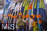 20.02.2026, Die Reise- und Freizeitmesse f.r.e.e.26 in M�nchen im Messegel�nde Riem. 
Das Bild zeigt eine Gruppe von Frauen, die vor einer Ausstellung verschiedener Stand-Up-Paddleboards stehen. Die Frauen scheinen die Boards zu besprechen oder zu begutachten. 