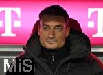 21.02.2026, Fussball Bundesliga 2025/2026, 23.Spieltag, FC Bayern M�nchen - Eintracht Frankfurt, in der Allianz-Arena M�nchen,   Trainer Albert Riera (Eintracht Frankfurt) nachdenklich.



