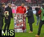 21.02.2026, Fussball Bundesliga 2025/2026, 23.Spieltag, FC Bayern M�nchen - Eintracht Frankfurt, in der Allianz-Arena M�nchen,   Harry Kane (FC Bayern M�nchen) wird heute geehrt f�r sein 500 Tore, v.l. Sportdirektor Christoph Freund (Bayern M�nchen), Vorstandsvorsitzender Jan-Christian Dreesen (FC Bayern M�nchen), Harry Kane (FC Bayern M�nchen), Sportvorstand Max Eberl (Bayern M�nchen) 

