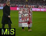 21.02.2026, Fussball Bundesliga 2025/2026, 23.Spieltag, FC Bayern M�nchen - Eintracht Frankfurt, in der Allianz-Arena M�nchen,   Harry Kane (FC Bayern M�nchen) wird heute geehrt f�r sein 500 Tore, v.l. Vorstandsvorsitzender Jan-Christian Dreesen (FC Bayern M�nchen) und Sportvorstand Max Eberl (Bayern M�nchen)  


