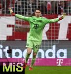 21.02.2026, Fussball Bundesliga 2025/2026, 23.Spieltag, FC Bayern M�nchen - Eintracht Frankfurt, in der Allianz-Arena M�nchen,   Torwart Jonas Urbig (FC Bayern M�nchen) breitet die Arme aus


