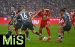 21.02.2026, Fussball Bundesliga 2025/2026, 23.Spieltag, FC Bayern M�nchen - Eintracht Frankfurt, in der Allianz-Arena M�nchen,   v.l. Nnamdi Collins (Eintracht Frankfurt), Hugo Larsson (Eintracht Frankfurt) , Harry Kane (FC Bayern M�nchen) 


