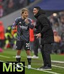 21.02.2026, Fussball Bundesliga 2025/2026, 23.Spieltag, FC Bayern M�nchen - Eintracht Frankfurt, in der Allianz-Arena M�nchen,   Ritsu Doan (Eintracht Frankfurt) und Trainer Albert Riera (Eintracht Frankfurt) im Gespr�ch.


