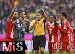 21.02.2026, Fussball Bundesliga 2025/2026, 23.Spieltag, FC Bayern M�nchen - Eintracht Frankfurt, in der Allianz-Arena M�nchen,   Harry Kane (FC Bayern M�nchen), Michael Olise (FC Bayern M�nchen) und Jamal Musiala (Bayern M�nchen) �rgern sich �ber Schiedsrichter Tobias Reichel (Deutschland).



