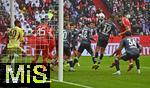 21.02.2026, Fussball Bundesliga 2025/2026, 23.Spieltag, FC Bayern M�nchen - Eintracht Frankfurt, in der Allianz-Arena M�nchen,   Torwart Kaua Santos (Eintracht Frankfurt) kassiert das 2:0 von Harry Kane (FC Bayern M�nchen) 



