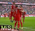 21.02.2026, Fussball Bundesliga 2025/2026, 23.Spieltag, FC Bayern M�nchen - Eintracht Frankfurt, in der Allianz-Arena M�nchen,   v.l. Aleksandar Pavlovic (Bayern M�nchen) , Harry Kane (FC Bayern M�nchen) und Luis Diaz (FC Bayern M�nchen) jubeln.


