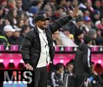 21.02.2026, Fussball Bundesliga 2025/2026, 23.Spieltag, FC Bayern M�nchen - Eintracht Frankfurt, in der Allianz-Arena M�nchen,   Trainer Vincent Kompany (FC Bayern M�nchen) gestikuliert,


