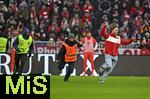 21.02.2026, Fussball Bundesliga 2025/2026, 23.Spieltag, FC Bayern M�nchen - Eintracht Frankfurt, in der Allianz-Arena M�nchen,   Ein Flitzer auf dem Platz


