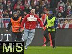 21.02.2026, Fussball Bundesliga 2025/2026, 23.Spieltag, FC Bayern M�nchen - Eintracht Frankfurt, in der Allianz-Arena M�nchen,   Ein Flitzer auf dem Platz


