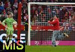 21.02.2026, Fussball Bundesliga 2025/2026, 23.Spieltag, FC Bayern M�nchen - Eintracht Frankfurt, in der Allianz-Arena M�nchen,   Ein Flitzer auf dem Platz, Torwart Jonas Urbig (FC Bayern M�nchen) schaut dem Flitzer zu



