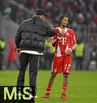 21.02.2026, Fussball Bundesliga 2025/2026, 23.Spieltag, FC Bayern M�nchen - Eintracht Frankfurt, in der Allianz-Arena M�nchen,   Trainer Vincent Kompany (FC Bayern M�nchen) lobt Michael Olise (FC Bayern M�nchen) nach dem Spiel.


