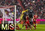 21.02.2026, Fussball Bundesliga 2025/2026, 23.Spieltag, FC Bayern M�nchen - Eintracht Frankfurt, in der Allianz-Arena M�nchen, Torwart Kaua Santos (Eintracht Frankfurt) boxt den Ball weg, Ellyes Skhiri (mitte, Eintracht Frankfurt) 