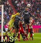 21.02.2026, Fussball Bundesliga 2025/2026, 23.Spieltag, FC Bayern M�nchen - Eintracht Frankfurt, in der Allianz-Arena M�nchen, Torwart Kaua Santos (Eintracht Frankfurt) boxt den Ball weg, Ellyes Skhiri (mitte, Eintracht Frankfurt) 