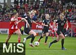 22.02.2026, Google Pixel Frauen-Fussball Bundesliga 2025/2026, 19.Spieltag, FC Bayern M�nchen - VfL Wolfsburg, im Bayern-Campus M�nchen, Jovana Damnjanovic (FC Bayern M�nchen) gegen Camilla K�ver (Wolfsburg).