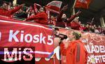 22.02.2026, Google Pixel Frauen-Fussball Bundesliga 2025/2026, 19.Spieltag, FC Bayern M�nchen - VfL Wolfsburg, im Bayern-Campus M�nchen, Franziska Kett (FC Bayern M�nchen)  bei den Fans mit Megafon