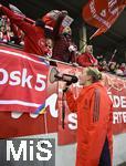 22.02.2026, Google Pixel Frauen-Fussball Bundesliga 2025/2026, 19.Spieltag, FC Bayern M�nchen - VfL Wolfsburg, im Bayern-Campus M�nchen, Franziska Kett (FC Bayern M�nchen)  bei den Fans mit Megafon