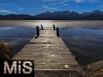 26.02.2026, Winterlandschaft bei F�ssen im Allg�u, am Hopfensee, am ersten warmen Sonnentag nach dem harten Winter ist der See noch halbgefroren, eine d�nne Eisschicht liegt noch �ber dem See.