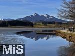 26.02.2026, Winterlandschaft bei F�ssen im Allg�u, am Hopfensee, am ersten warmen Sonnentag nach dem harten Winter ist der See noch halbgefroren, eine d�nne Eisschicht liegt noch �ber dem See.