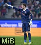 27.02.2026, Fussball 1. Bundesliga 2025/2026, 24.Spieltag, FC Augsburg - 1.FC K�ln, in der WWK-Arena Augsburg. Torwart Finn Dahmen (FC Augsburg) gestikuliert.
 

