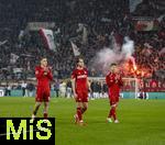 27.02.2026, Fussball 1. Bundesliga 2025/2026, 24.Spieltag, FC Augsburg - 1.FC K�ln, in der WWK-Arena Augsburg. v.li: Frust nach dem Spiel bei Isak Johannesson (1.FC K�ln), Jakub Kaminski (1.FC K�ln), Florian Kainz (K�ln) 